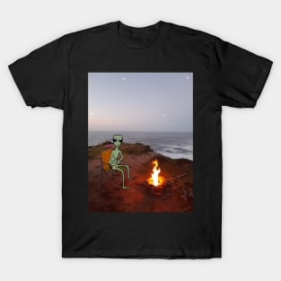 Alien enjoying a fire T-Shirt